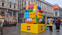 Lego celebra la Pasqua a Milano con un uovo gigante, l'installazione in Piazza Cordusio