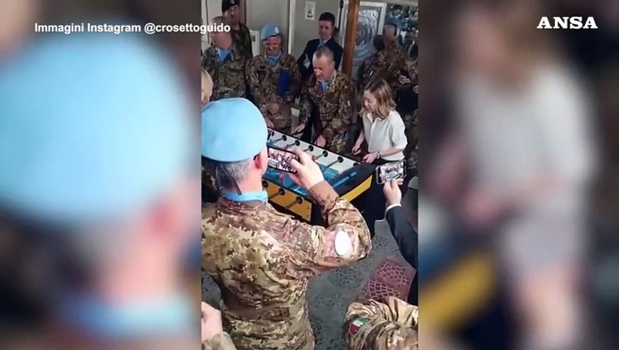 Libano, Meloni gioca a calciobalilla con i militari italiani