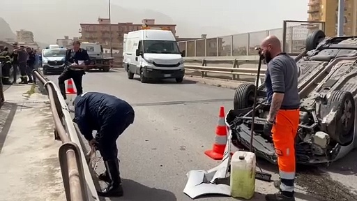 Video Incidente sul ponte di via Giafar a Palermo: auto si ribalta, un ferito