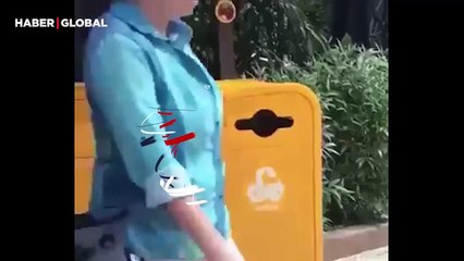 Yerde bulduğu pet şişeyi atık toplama kutusuna götüren karga izlenme rekoru kırdı