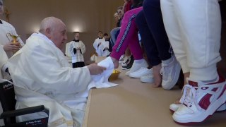 교황, 부활절 맞아 휠체어 타고 여성 재소자 발 씻겨줘 / YTN