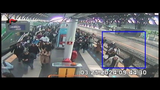 Edoardo Galli ripreso dalle telecamere della stazione Centrale