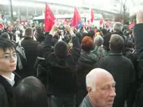 manifestants à Charléty pour la flamme des JO de Pékin