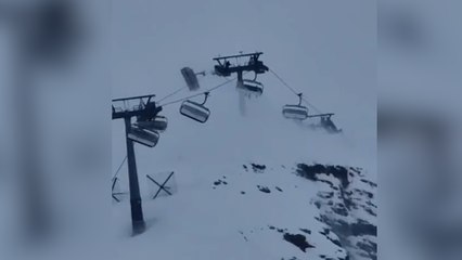 Italie : les images impressionnantes d’un télésiège, avec des skieurs à bord, pris dans une tempête