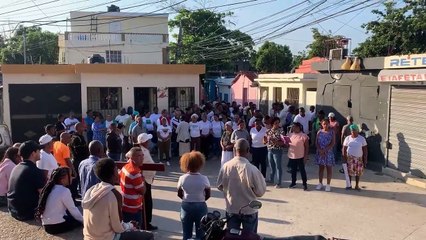 Descargar video: Católicos realizan viacrucis este Viernes Santo