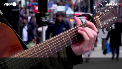 Londra, un artista di strada punta a suonare in ogni fermata della metro