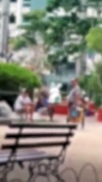 PM agride homem e mulher com socos em praça no ES