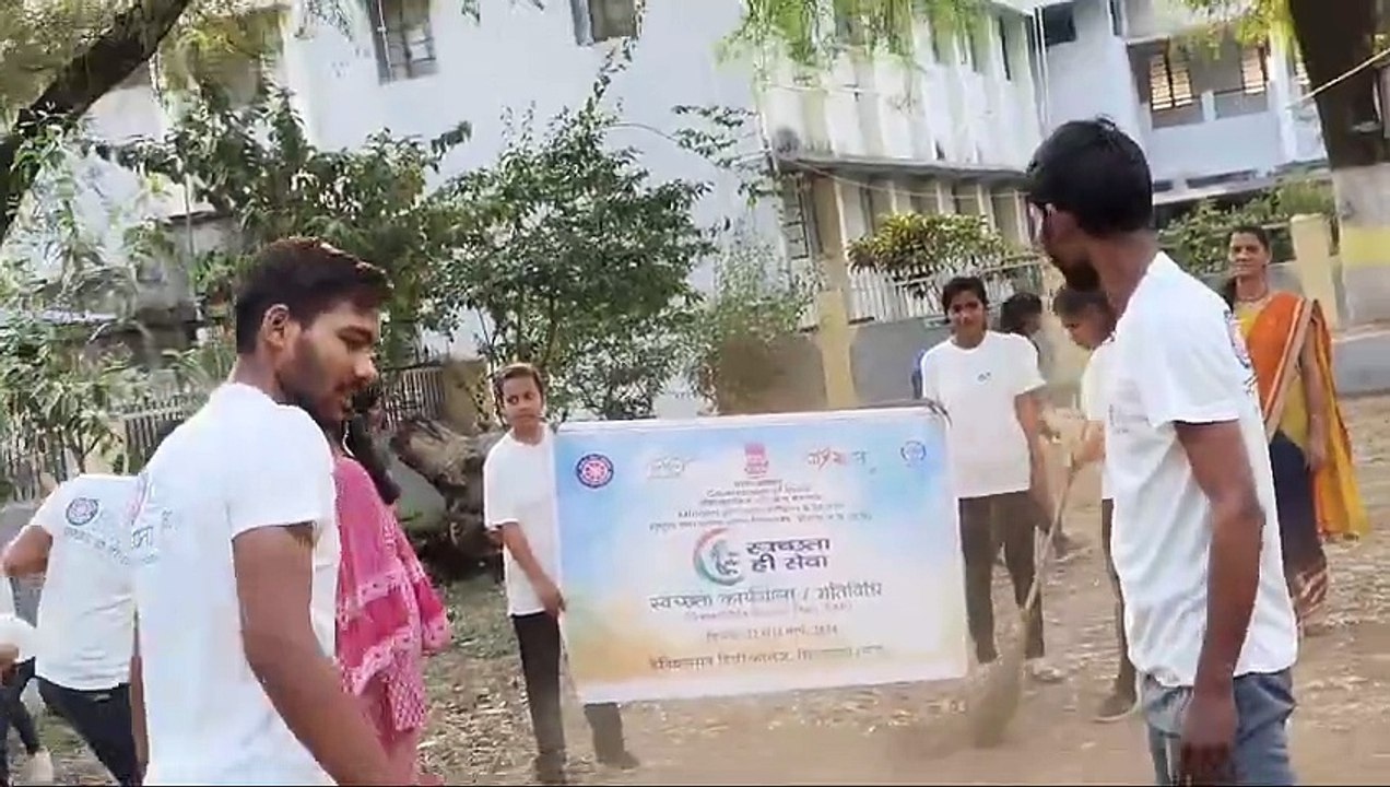Video: युवक-युवतियों ने सफाई के खिलाफ चलाया अभियान, ऐसे किया श्रमदान