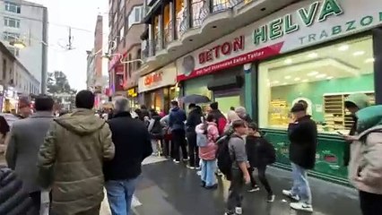 Trabzon’da ücretsiz dürüm için metrelerce kuyruk oluştu