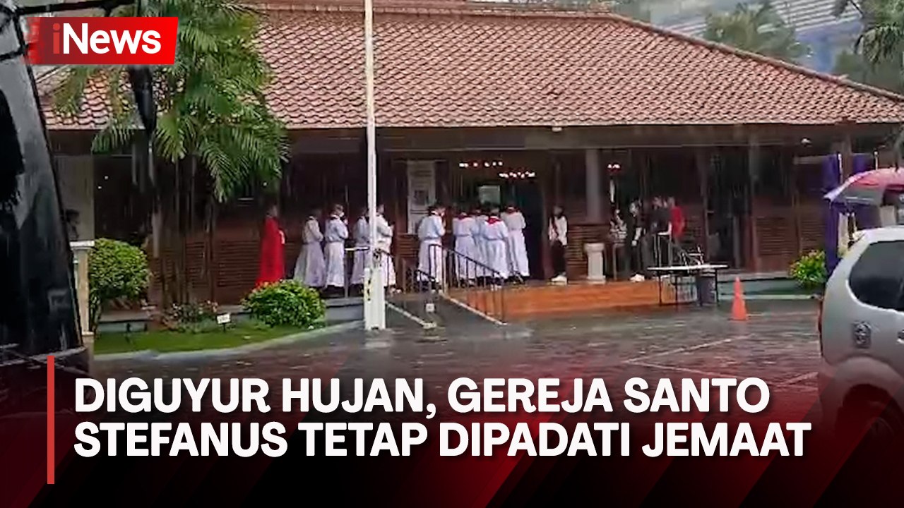 Gereja Katolik Santo Stefanus Dipadati Jemaat Meski Diguyur Hujan Deras