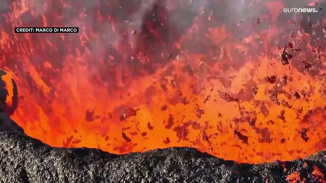 شاهد: الأضواء الشمالية تعتلي فوهة بركان أيسلندا المتفجر