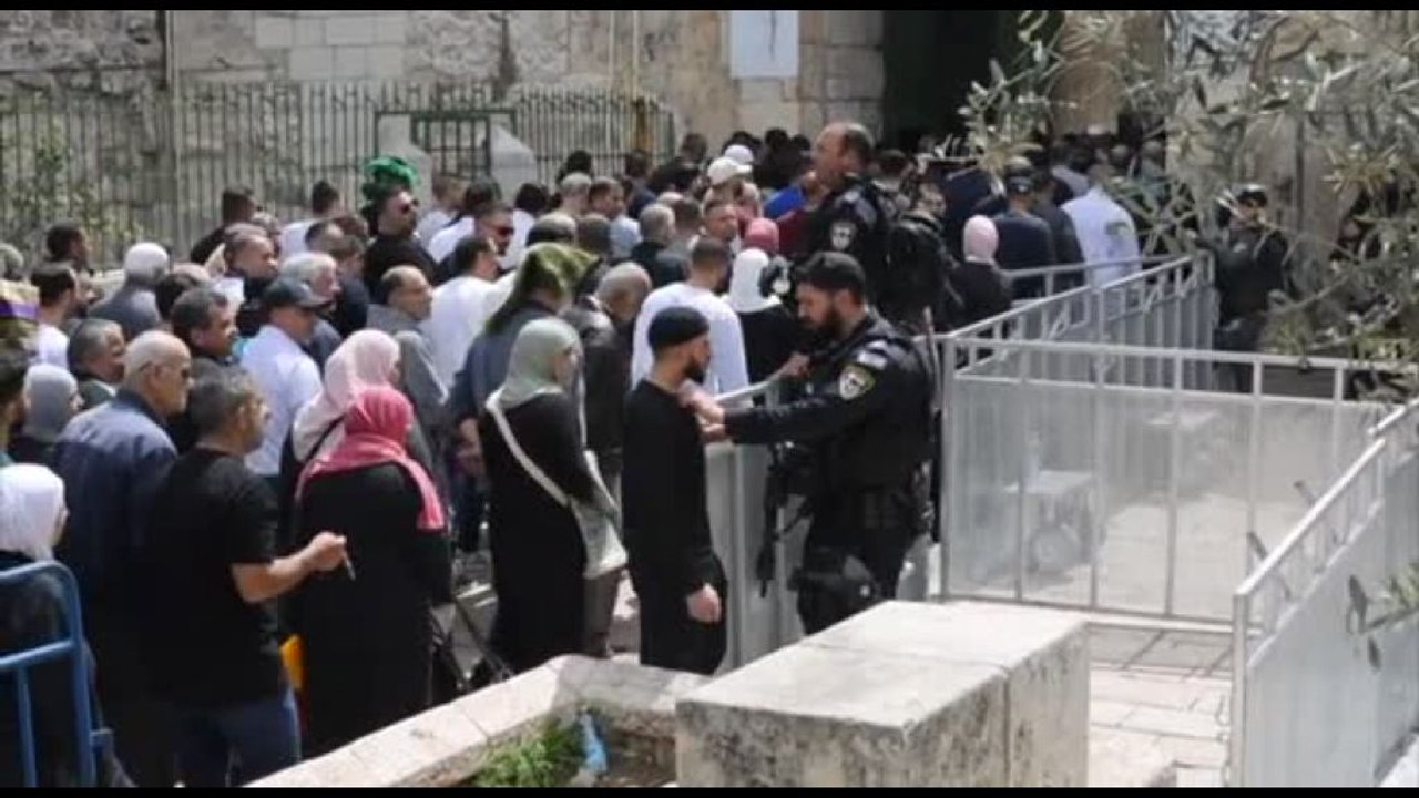Gerusalemme, fila per preghiera del venerdi alla moschea di al-Aqsa