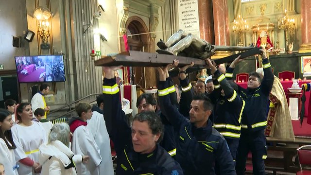 Madrid celebra un Viernes Santo marcado por las precipitaciones