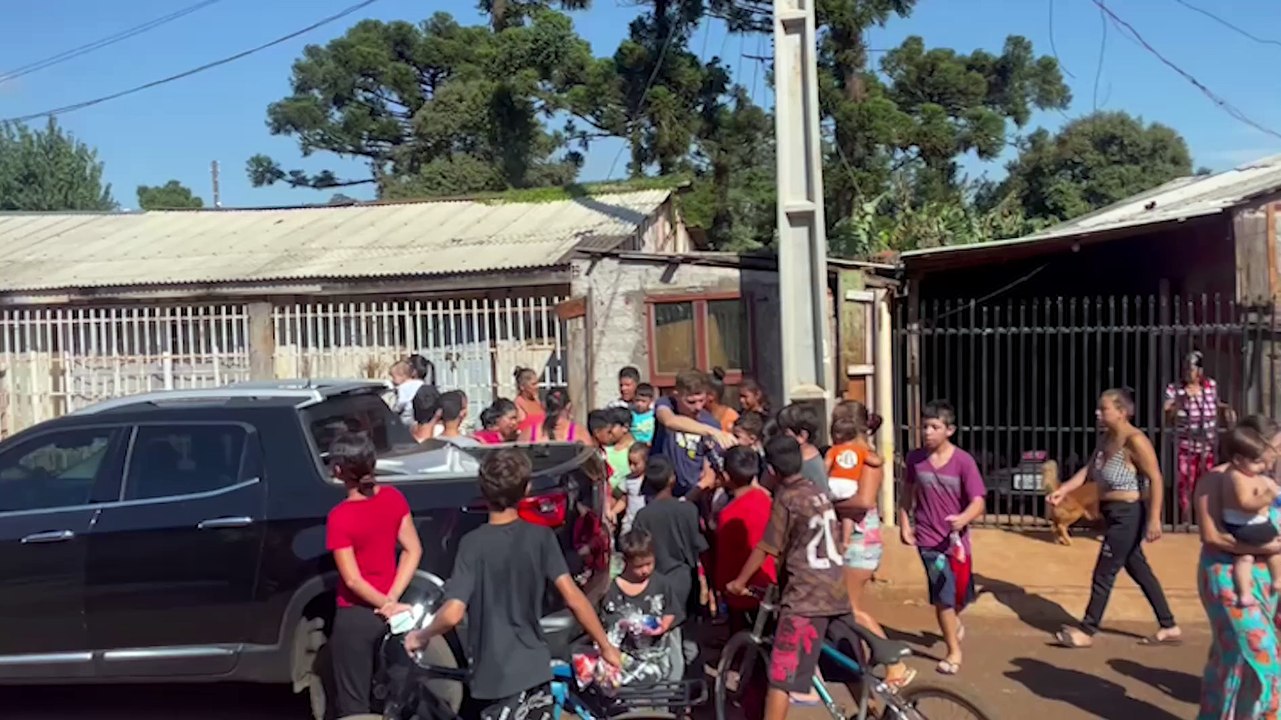 Populares e Guarda Municipal participam de entrega de Ovos da Páscoa para crianças carentes do Jardim Melissa