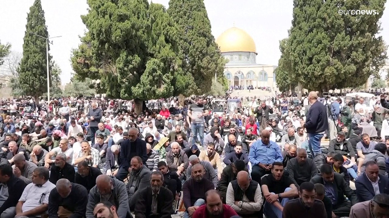 شاهد: 125 ألف فلسطيني يؤدون صلاة الجمعة الثالثة من رمضان في المسجد الأقصى