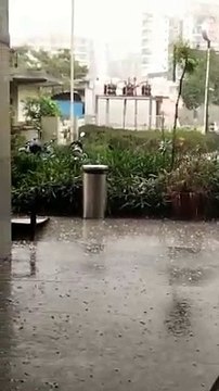 बदला मौसम: तेज हवा के साथ आई बारिश, ओले गिरे, देखे वीडियो