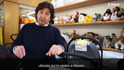 Tanti bimbi bengalesi, prezzi bilingue per passeggini in un negozio di Mestre