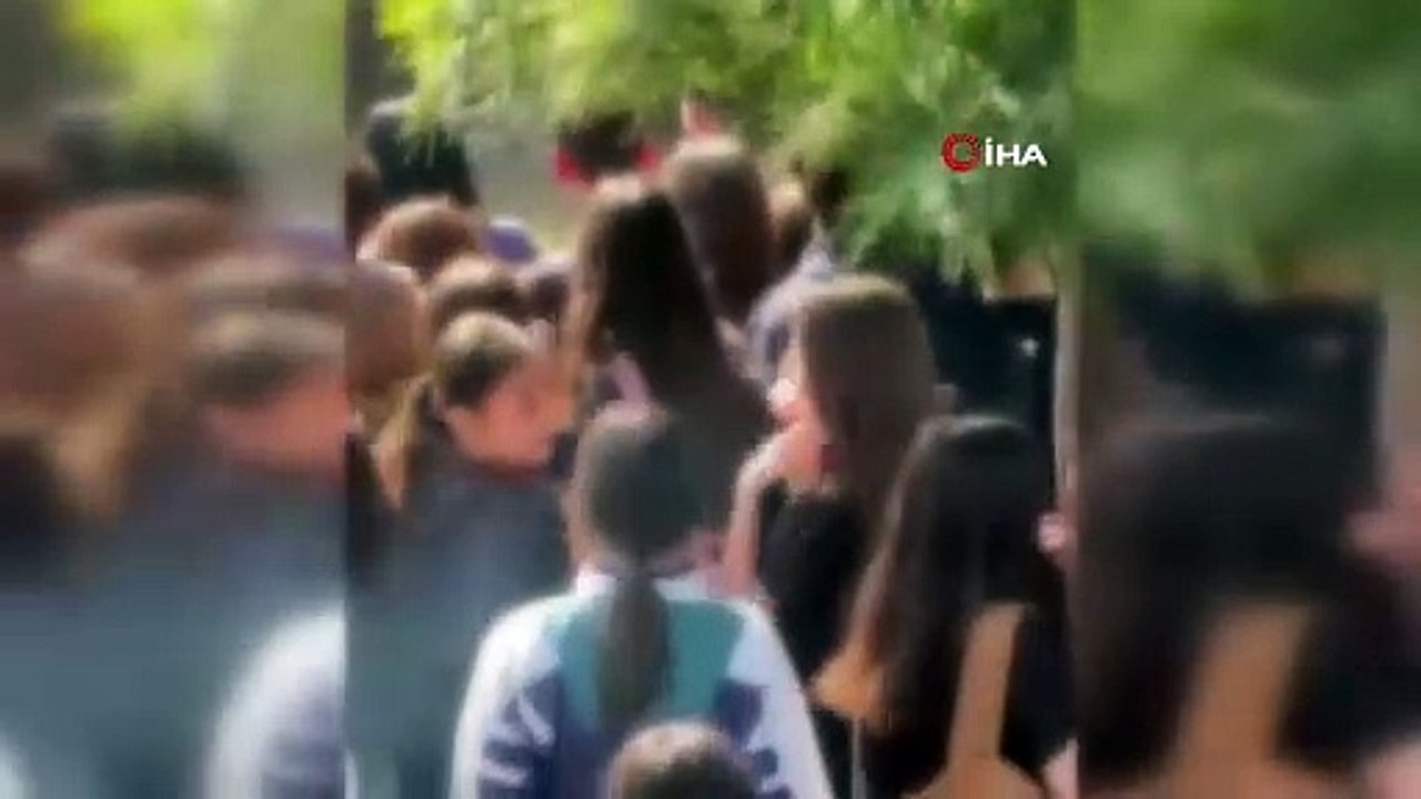 Liseli kızlardan boks ringini aratmayan anlar!