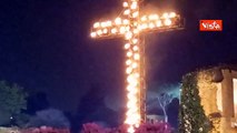 La croce di fiaccole al Colosseo per la via crucis