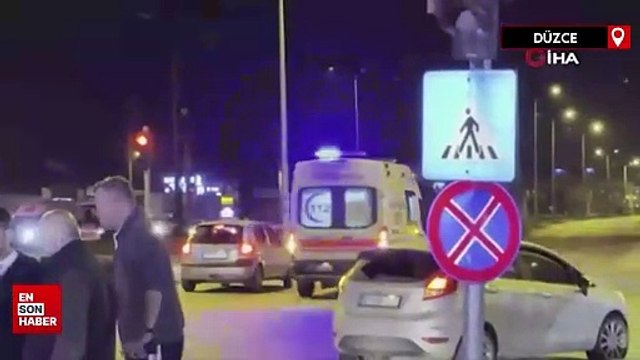 Düzce'de otomobil kırmızı ışıkta bekleyen minibüse çarptı