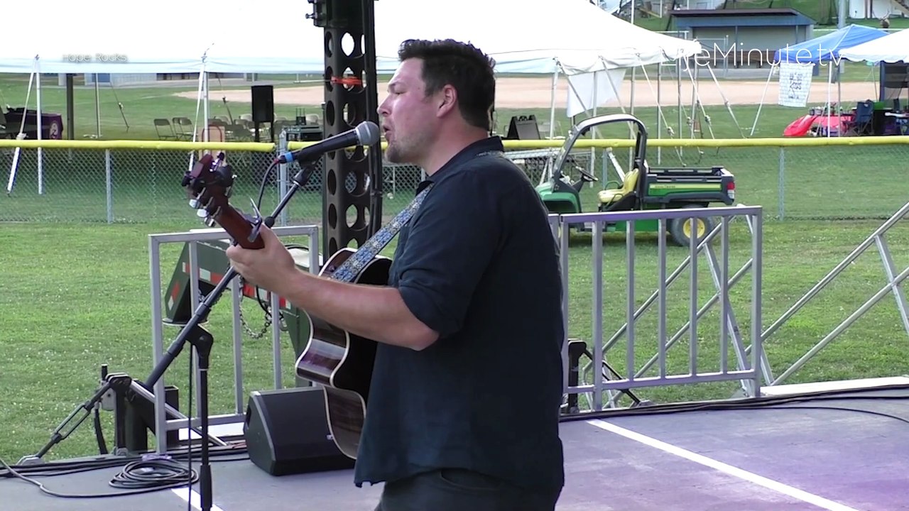 Singer/Songwriter Ian Flanigan Talks Music, Marriage, and Plays New Track "Broken Heart"