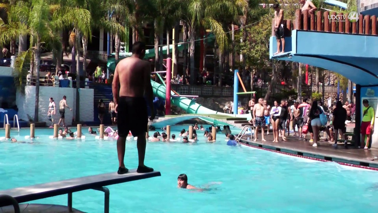 Disfrutan tapatíos de agua y toboganes en el Área Metropolitana de Guadalajara