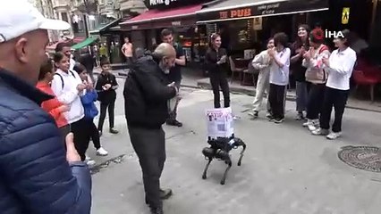 Darbuka eşliğinde dans eden robot köpek Taksim'de ilgi odağı oldu
