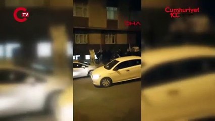 Sultangazi'de sokak ortasında komşular arasında sopalı kavgası