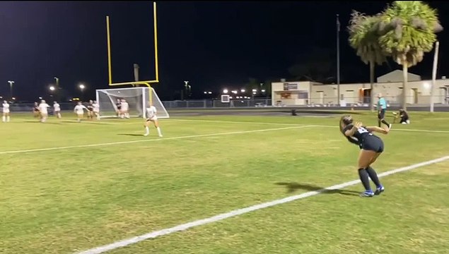 Cette #joueuse #réinvente la façon de faire une #touche lors d’un #match de #football avec en #prime, une #passe #décisive et… #but ⚽️️