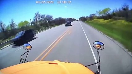 テキサス州でスクールバスとセメントトラックが衝突🚧 子どもたちに影響