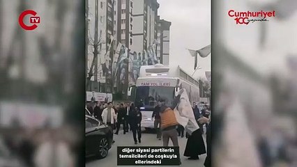 İmamoğlu’nun seçim otobüsünden, AK Partili vatandaşlara: “Elleriyle 4 yaparak, akaryakıtın 44 lira olmasına isyan eden hanımefendiler haklısınız, çok teşekkür ediyoruz.”