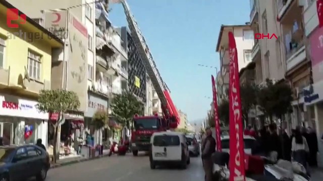 İpe dolanan kargayı itfaiye kurtardı