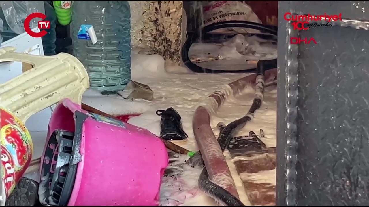 Eyüpsultan'da korkutan yangın... 4 gecekondu alevlere teslim oldu