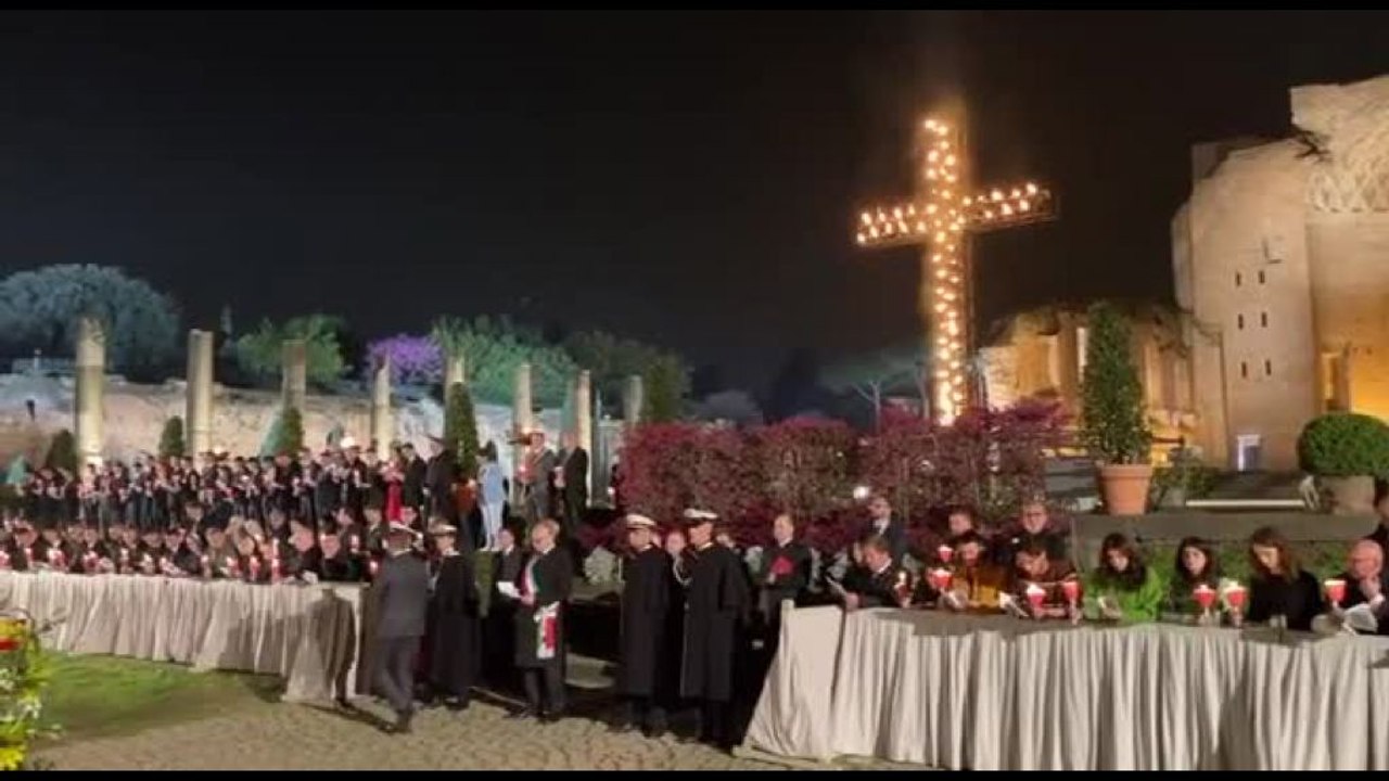 Migliaia di fedeli al Colosseo per la Via Crucis senza il Papa