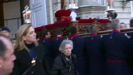La Reina Sofía y la Infanta Cristina protagonizan la Procesión del Cristo de los Alabarderos