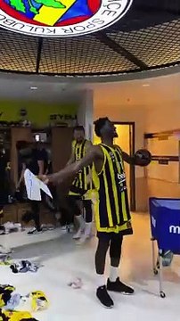 Fenerbahçe Beko oyuncularından, 50 sayı atan Nigel Hayes-Davis'e çılgın kutlama
