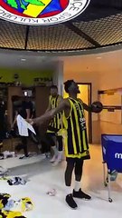 Fenerbahçe Beko oyuncularından, 50 sayı atan Nigel Hayes-Davis'e çılgın kutlama