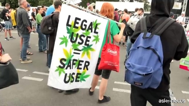 Germania, fa discutere la legalizzazione parziale della cannabis