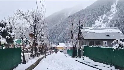 गुलमर्ग और पहलगाम में हुई बर्फबारी