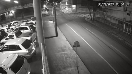 Câmera na rua Cuiabá mostra que motociclista poderia ter sido atingido por Siena que seguia pela contramão