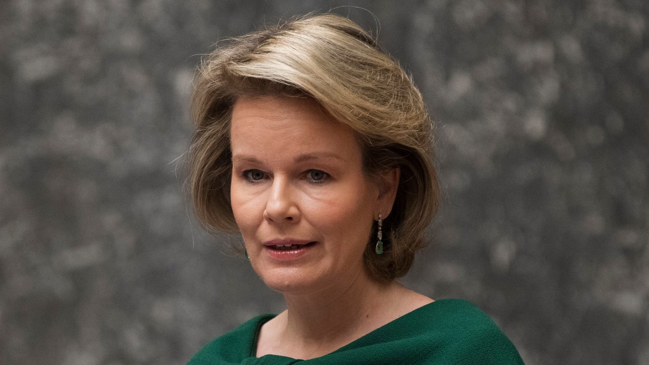 GALA VIDEO - La reine Mathilde de Belgique en flagrant délit de gourmandise : c’est Pâques avant l’heure !