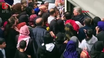 Tişört dağıtımı izdihama dönüştü