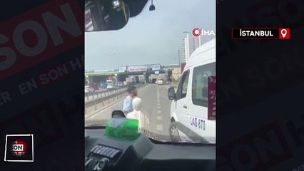 İstanbul'da minibüs sürücülerinin bıçaklı tartışması kamerada