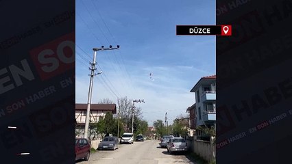 Düzce'de başkan adayının tanıtımını yapan paramotor elektrik tellerine takıldı