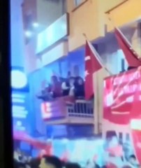 Denizli'de CHP ilçe binasının balkonu çöktü: Üçü ağır sekiz yaralı var
