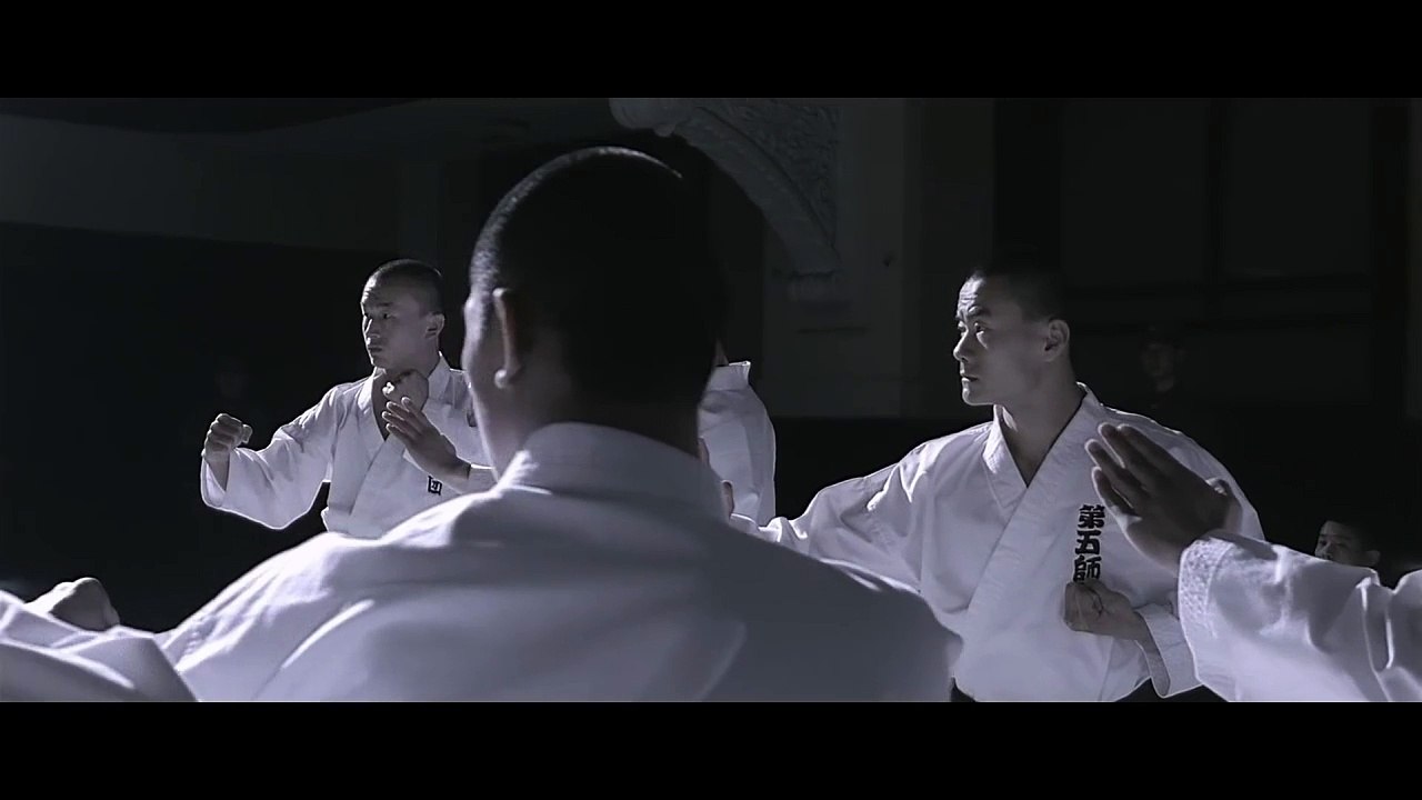 Donnie Yen fights against 10 Japanese in the film IP MAN (2008)