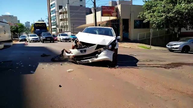 Amarok e 307 colidem em cruzamento sinalizado por semáforo no Centro