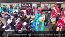 Sciopera la grande distribuzione, presidio lavoratori davanti al Carrefour a Torino