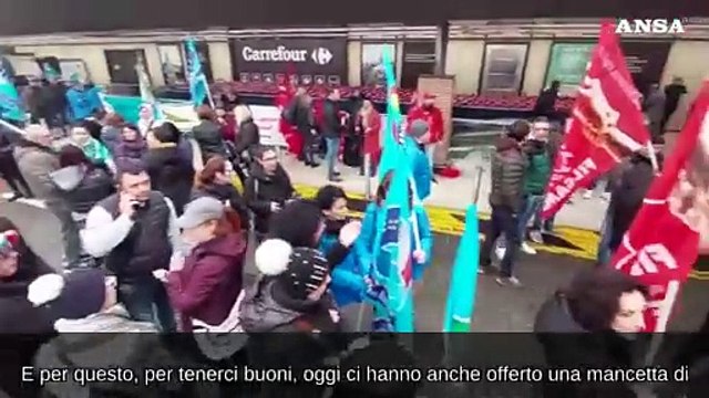 Sciopera la grande distribuzione, presidio lavoratori davanti al Carrefour a Torino