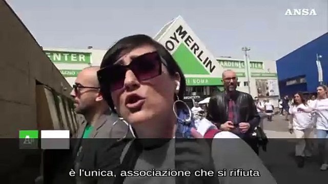 Vogliamo dignita' il flash mob dei lavoratori del commercio a Porta di ROma